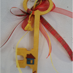 Συλλογή : «Τα χρυσά κλειδιά» : Ξύλινο κλειδί - γούρι "Ευτυχία-σπίτι"